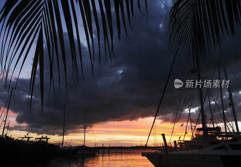 日落在游艇码头，加勒比岛Isla Mujeres，墨西哥